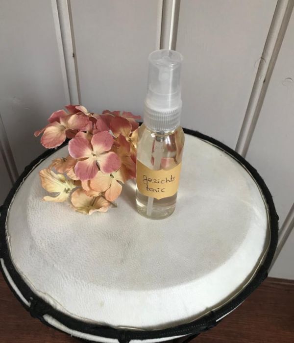 DIY product sprayflacon groene thee gezichtstonic gemaakt met natuurlijke ingredienten