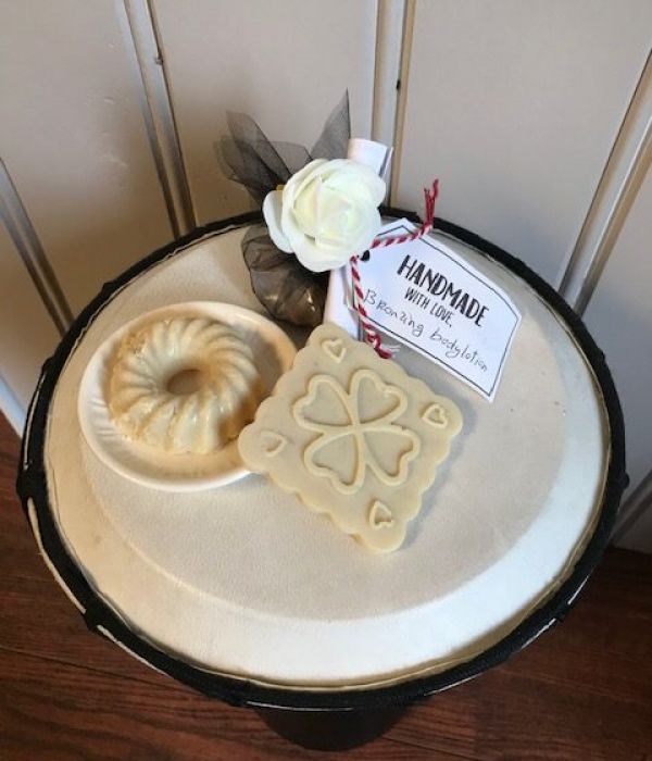 stukjes zelfgemaakt bronzing bodylotion bar op basis van natuurlijke ingredienten, ook in cadeauverpakking