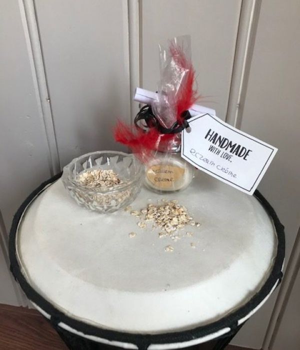 zelfgemaakte eczeem creme in cadeauverpakking op basis van havermout en een glazen schaaltje met havermout