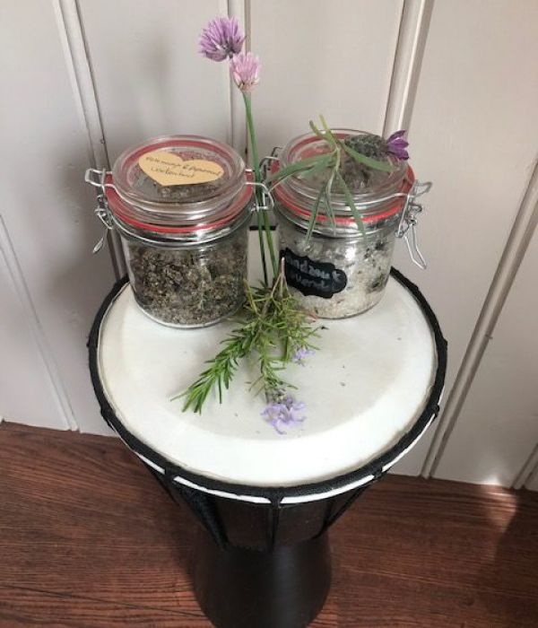 weckpotjes gevuld met zelfgemaakte lavendelbadzout en rozemarijn pepermunt voetenbad