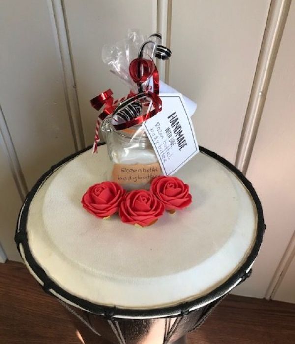 potje handmade rozenbottelbodybutter feestelijk verpakt