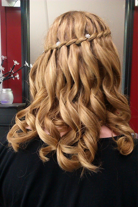 Model ingevlochten haar watervalvlecht