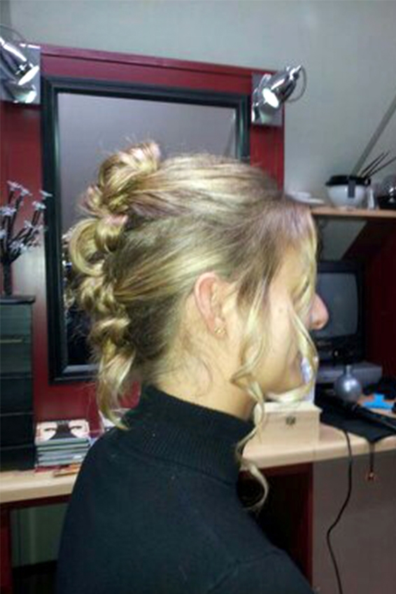 Model opgestoken haar voor galafeest