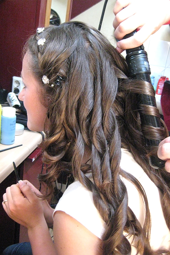 Haarstyling en krullen voor een galafeest