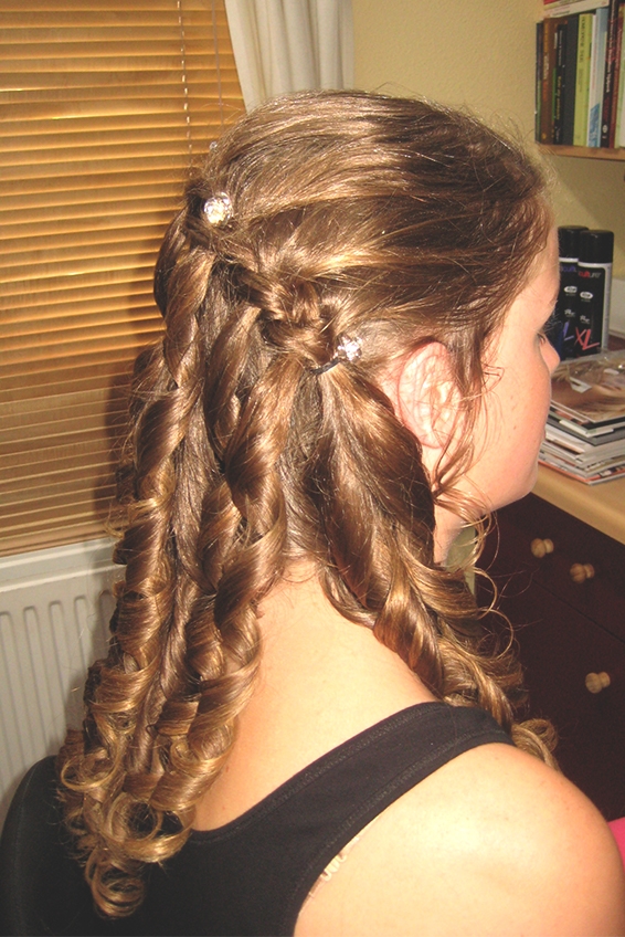 Galakapsel ingevlochten haar