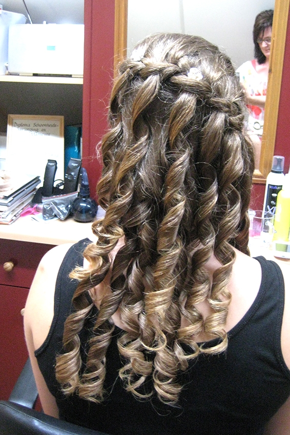 Model ingevlochten haar watervalvlecht