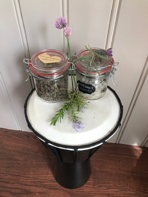 weckpotjes gevuld met zelfgemaakte lavendelbadzout en rozemarijn pepermunt voetenbad