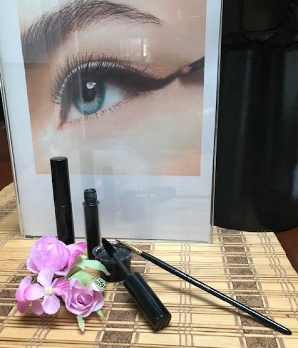 natuurcosmetica mascara en potje eyeliner op basis van natuurlijke pigmenten