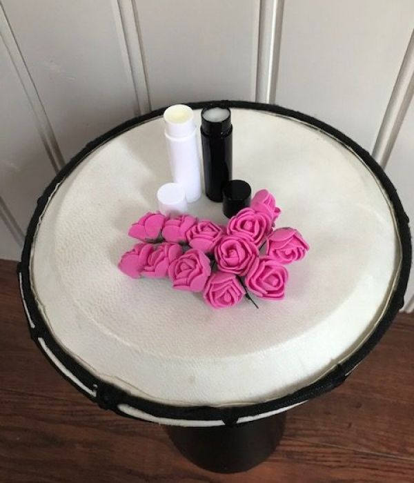 DIY-product lippenbalsem gemaakt van natuurlijke ingredienten zoals shea butter en bijenwas