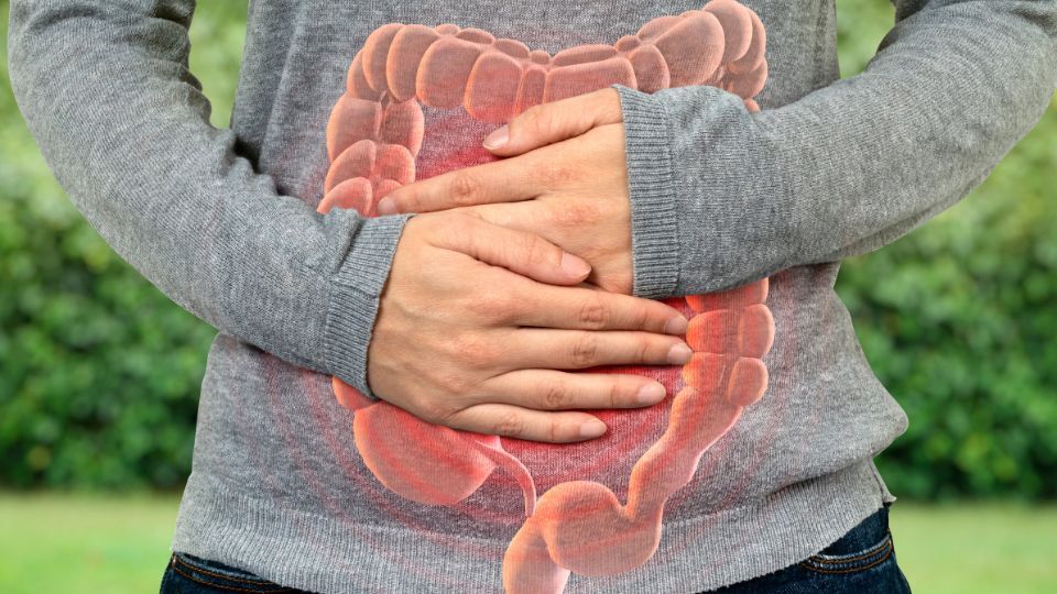 vrouw met handen voor de buik voor de darmen - gezondheid reset en darmkuur bij Health Hair en Beautysalon Angelie