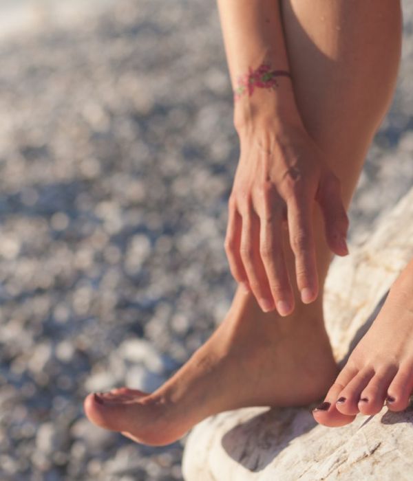 blote voeten rusten op een rots