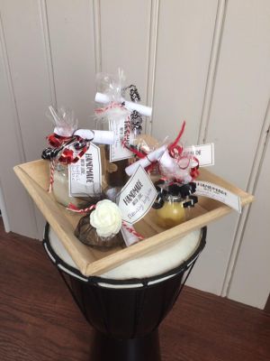 diverse DIY-producten in cadeauverpakking op een dienblad