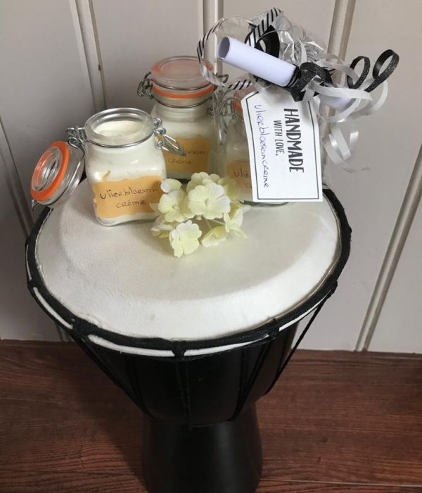 potjes met vlierbessenbloesemcreme (handmade) en een potje in cadeauverpakking