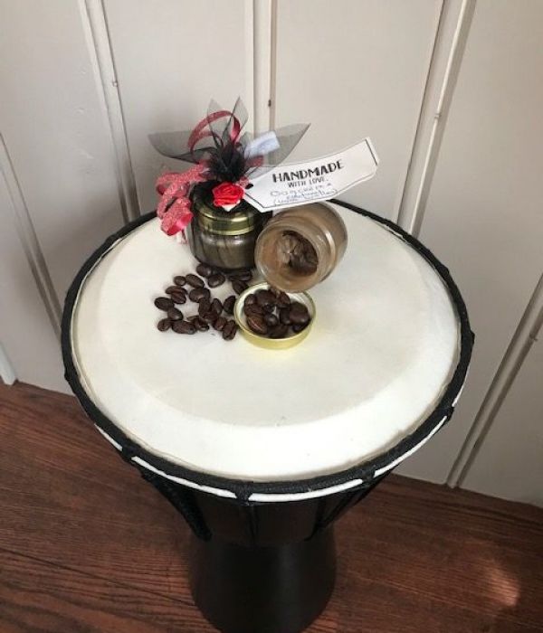 potjes koffie oogcreme, feestelijk verpakt als cadeau, natuurcosmetica