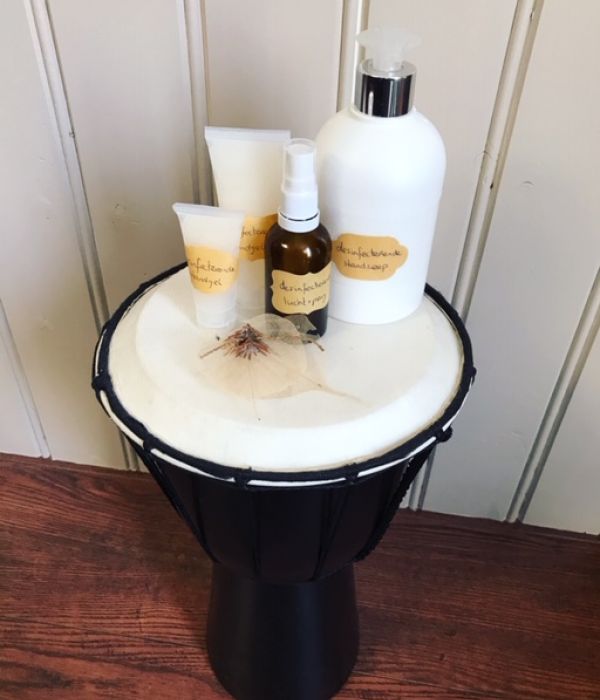 tubes en flacons met desinfecterende handgel, handzeep en luchtspray, handmade op basis van natuurlijke ingredienten