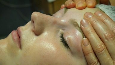 Gezichtsmassage en schoonheidsbehandeling bij Health Hair & Beautysalon Angelie